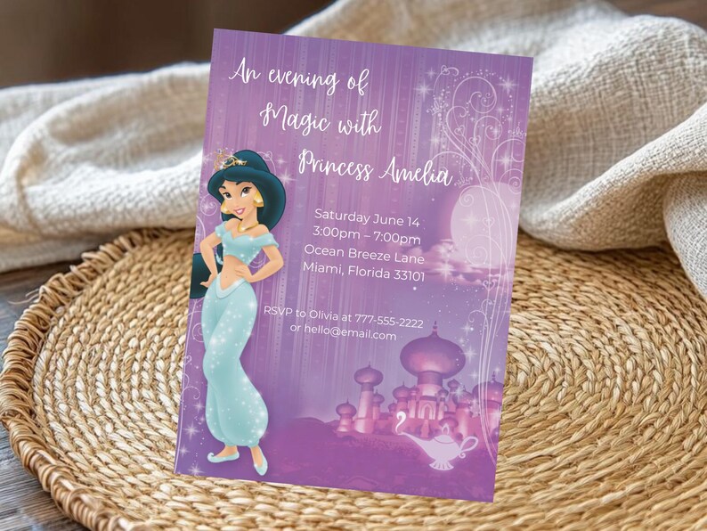 Op de afbeelding: Een paarse uitnodigingskaart met de tekst "An evening of Magic with Princess Amelia." Het bevat een illustratie van een prinses in een turquoise outfit, een paleis en een toverlamp. De kaart bevat evenementdetails.