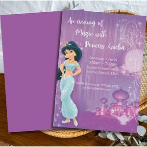 Op de afbeelding: Paarse uitnodigingskaart met bijpassende envelop. De uitnodiging toont een cartoonprinses in een turquoise outfit, de tekst "An evening of Magic with Princess Amelia" en evenementdetails.