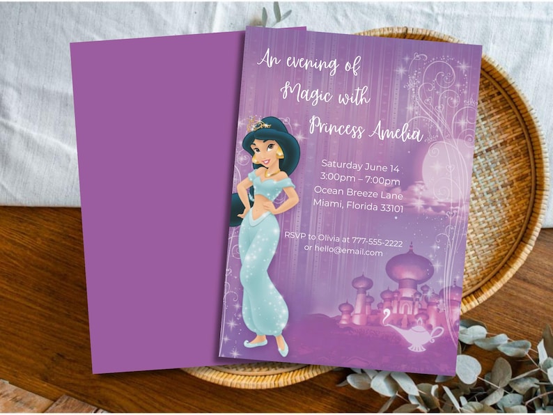 Op de afbeelding: Paarse uitnodigingskaart met bijpassende envelop. De uitnodiging toont een cartoonprinses in een turquoise outfit, de tekst "An evening of Magic with Princess Amelia" en evenementdetails.