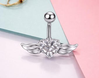 Adorno Celestial de Gracia: Una Brillante Joya en Forma de Corazón Alado que Captura la Esencia de la Luz, el Amor y la Serenidad.