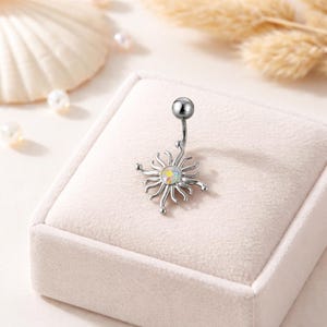 Könnte beinhalten: Ein Set aus drei Keramikbechern mit gesprenkelter, matter Oberfläche. Die Becher sind in Creme-, Hellgrau- und Dunkelgrautönen gehalten. Jeder Becher hat ein schlichtes, minimalistisches Design.