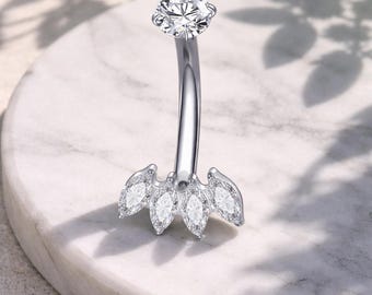Exquisito diseño de joyería de diamantes inspirado en motivos florales, con una brillante corona solitaria y detalles en forma de marquesa en oro blanco pulido.