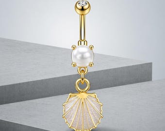 クリスタルスタッド、パールアクセント、そして精巧な貝殻チャームがあしらわれた、エレガントなゴールドトーンのドロップイヤリング。ラグジュアリーな海をイメージしたルックを演出します。