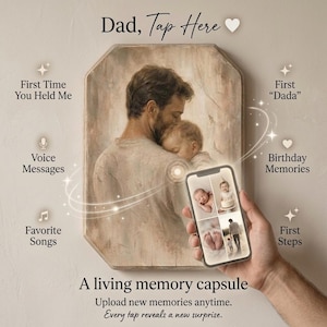 Può includere: Una capsula di memoria digitale con il testo "Dad, Tap Here". L'immagine mostra un padre che tiene in braccio un bambino, con uno smartphone che mostra delle foto. Il testo include "First Time You Held Me", "Voice Messages", "Favorite Songs", "First 'Dada'", "Birthday Memories" e "First Steps".