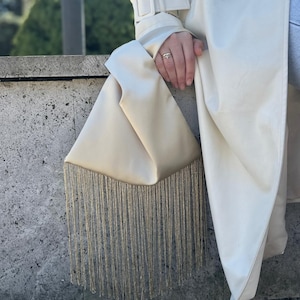 Handgemaakte satijnen clutch met franje, cadeau voor haar, Moederdagcadeau, chique avondtasje met stijlvolle clutch met franje voor avondje uit, handtasje