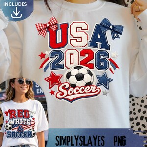 Puede incluir: Sudadera blanca con diseño "USA 2026 Soccer". El diseño incluye texto rojo y azul, estrellas y un balón de fútbol. La imagen también muestra una camiseta blanca con texto "Red White & Soccer" y un gráfico de balón de fútbol.