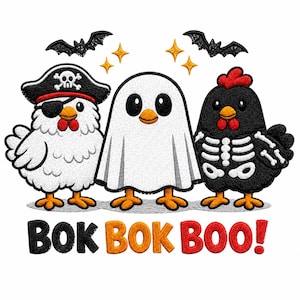Puede incluir: Un diseño de bordado con tres pollos: uno con sombrero de pirata y parche en el ojo, otro disfrazado de fantasma blanco y otro con estampado de esqueleto. Arriba, dos murciélagos negros y cuatro estrellas amarillas. Texto BOK BOK BOO!.