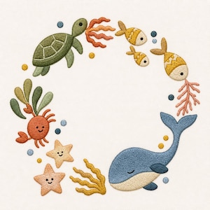 Puede incluir: Diseño bordado de vida marina con una tortuga verde, un cangrejo naranja, peces amarillos, estrellas de mar y una ballena azul. El diseño incluye coral, algas y burbujas, creando una escena submarina caprichosa sobre un fondo blanco.