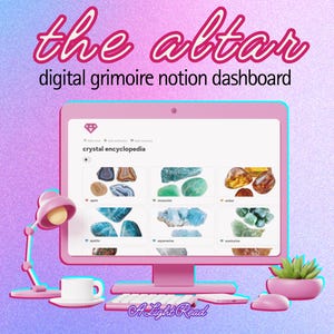 Op de afbeelding: Roze computermonitor met een "kristallen encyclopedie" met edelstenen. De tekst "the altar digital grimoire notion dashboard" staat bovenaan. Een roze bureaulamp, een witte mok en een vetplant zijn ook aanwezig.