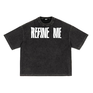 Op de afbeelding: Donkergrijze t-shirt met korte mouwen en de witte, golvende tekst "REFINE ME" op de borst. Het t-shirt heeft een licht vervaagde, vintage uitstraling.