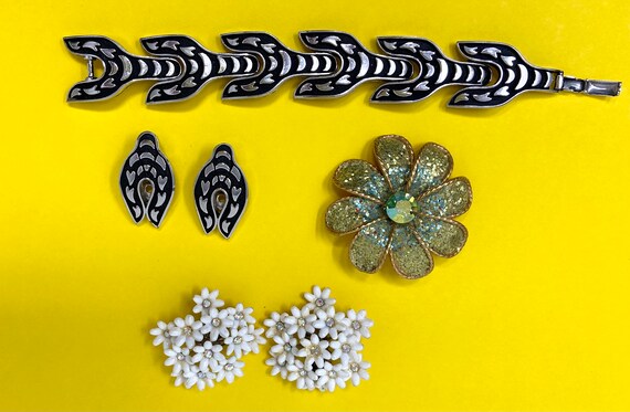 Vintage lot of costume jewelry clip on earrings b… - image 1