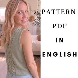 Könnte beinhalten: Ein ärmelloses Strickoberteil in Salbeigrün mit einem vertikalen Spitzenmuster am Rücken und einem V-Ausschnitt. Der Text PATTERN PDF IN ENGLISH ist in schwarzen Großbuchstaben auf der rechten Seite vor weißem Hintergrund zu sehen.