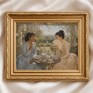 Peut inclure: Une peinture rectangulaire dans un cadre doré orné représentant deux personnes assises à une petite table ronde dans un jardin. L'une porte une robe bleu clair et tient une tasse, l'autre porte une robe crème et tient un éventail.