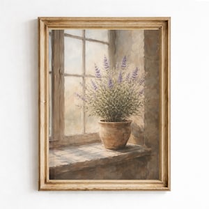 Può includere: Dipinto incorniciato di una pianta di lavanda in vaso su un davanzale. La pianta ha foglie verdi e fiori viola. La finestra è in una stanza con luce soffusa. La cornice è di colore marrone chiaro.
