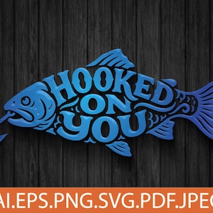 Może przedstawiać: Niebieska grafika w kształcie ryby ze słowami "HOOKED ON YOU" w ozdobnej czcionce. Ryba ma haczyk w pysku i jest osadzona na tle ciemnego drewna. Na dole obrazu znajdują się opcje typu pliku.