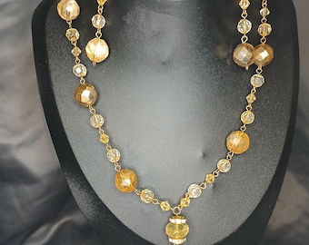 Conjunto de joyas de cristal bañado por el sol