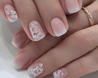 Unghie da sposa 3D floreali con effetto sfumato bianco / Unghie finte corte quadrate per matrimonio