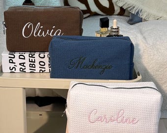 Petite trousse de maquillage gaufrée personnalisée, cadeau de fête d'enterrement de vie de jeune fille, cadeau de proposition de demoiselle d'honneur, pochette de douche nuptiale monogramme, indispensable pour un voyage entre filles