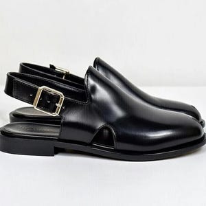 Sandalias planas minimalistas de piel negra con puntera dividida y tira trasera / Sandalias planas inspiradas en los tabi