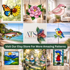 Op de afbeelding: Een verzameling glas-in-lood kunstwerken, waaronder een vlinder, een roze pioenroos, een roze vogel, een vis, een blauwe en gele vogel, een landschap en druppelvormige ontwerpen. De afbeelding bevat ook de tekst "ATS GLASS PATTERN" en "Visit Our Etsy Store For More Amazing Patterns."