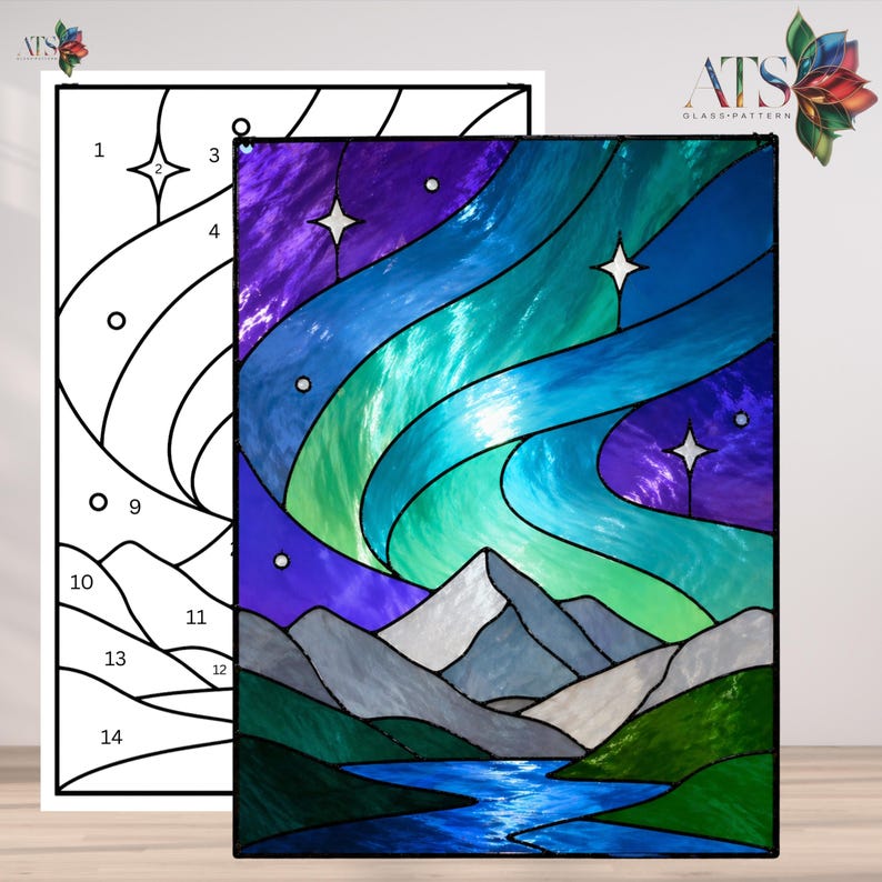 Op de afbeelding: Een glas-in-loodpaneel met een afbeelding van een aurora borealis-sc&egrave;ne. Het kunstwerk toont wervelende banden van blauw, groen en paars licht boven een bergketen en een rivier. Witte sterren en de tekst "ATS GLASS PATTERN" zijn zichtbaar.