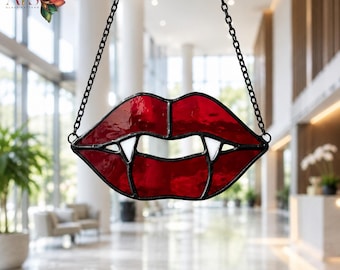 Glas-in-lood raamhanger met vampierenlippen | Gotische Halloween raamdecoratie | Spookachtig vampierentandenpatroon | Halloween kunst PDF