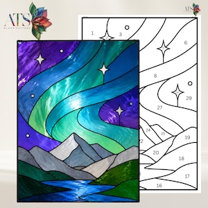 Op de afbeelding: Gebrandschilderd glaspaneel met de aurora borealis, bergen en een rivier, in tinten blauw, groen en paars. Een genummerd patroon is inbegrepen. Het logo "ATS GLASS-PATTERN" is zichtbaar.