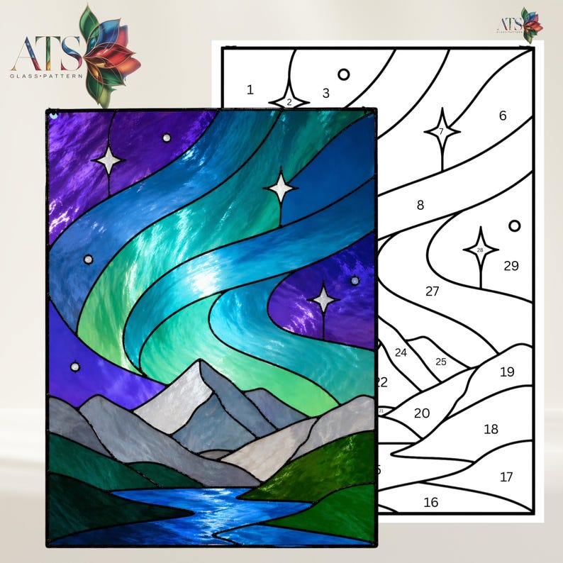 Op de afbeelding: Gebrandschilderd glaspaneel met de aurora borealis, bergen en een rivier, in tinten blauw, groen en paars. Een genummerd patroon is inbegrepen. Het logo "ATS GLASS-PATTERN" is zichtbaar.