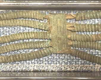 Fragmento auténtico de un collar tipo gargantilla vikingo con sus hilos originales, muy raro, de bronce.