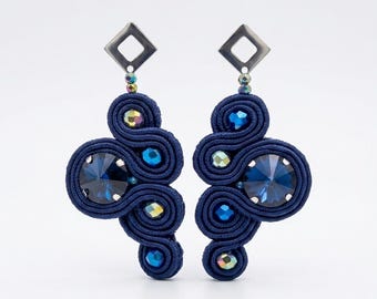 Brincos Soutache Azul Meia-Noite com Cristais – Joias Marcantes Feitas à Mão