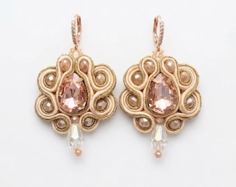 Brincos de Melão Dourado com Cristais Soutache – Joias Elegantes Feitas à Mão