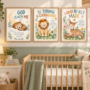 Puede incluir: Tres láminas decorativas rectangulares en marcos de madera con ilustraciones en acuarela de un oso durmiendo sobre una luna creciente, un león sentado y un cervatillo descansando, con textos inspiradores y detalles florales en tonos pastel.
