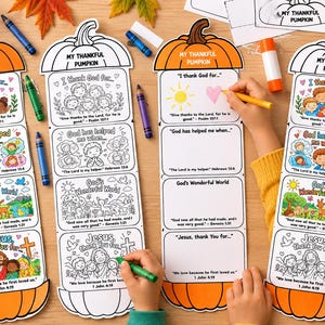 以下が含まれることがあります： 「My Thankful Pumpkin」と題された、カボチャの形をした4枚の縦型アクティビティシート。各シートにはイラストと聖書の一節が書かれた4つのセクションがあります。2枚はクレヨンで色付けされており、2枚は塗り絵用の白黒の輪郭線画です。
