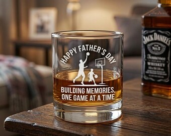 Personalisiertes Vatertags-Whiskyglas Basketball Dad Geschenk, graviertes Bourbonglas, Sportliebhaber Barware, hergestellt aus Glasbecher