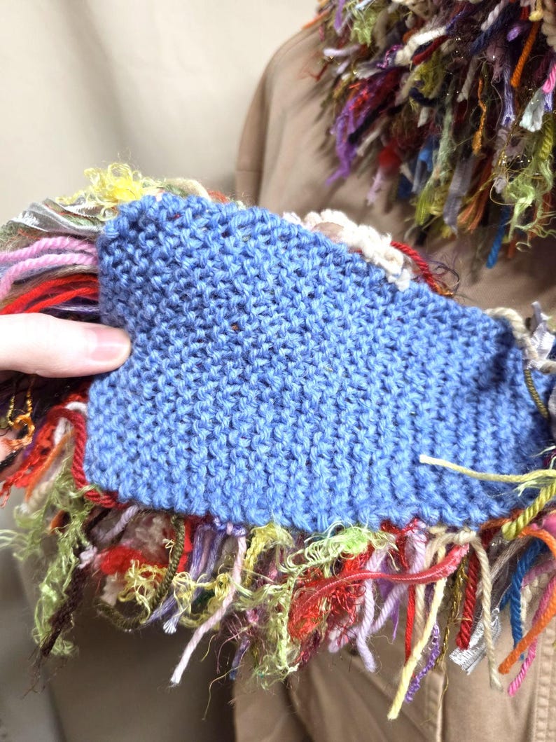 BUFANDA ESCOCESA CON FLECOS COLOR BEIGE CON NEGRO. MEDIDAS APROX. 70 X