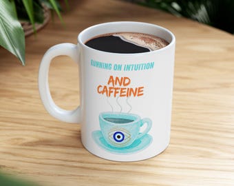 Taza "Funcionando con intuición y cafeína" / Taza de café de bruja