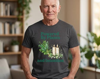 Camiseta «Powered By Plants and Intention» / Camiseta con estampado de bruja y vela botánica