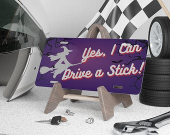 Sí, puedo conducir un coche con cambio manual. Matrícula decorativa novedosa / Diseño de bruja de Halloween.