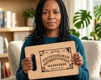 Tabla de cortar con diseño de tablero Ouija grabado / Bandeja de servir de nogal y arce