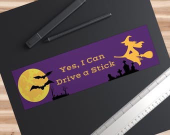 Pegatina para parachoques "Sí, puedo conducir un coche con cambio manual" / Bruja, Halloween, luna, murciélagos, cementerio