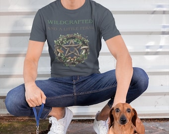 Camiseta "Wildcrafted and a Little Feral Witchy" / Corona de pentáculos, setas, naturaleza.