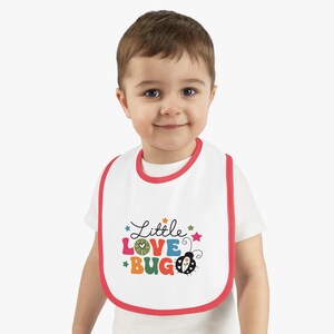 かわいいベビービブ - 「Little Love Bug」コントラストトリムビブ、食事の時間、ベビーシャワーギフト、幼児の食事、新生児へのプレゼント、ホリデーエッセンシャル