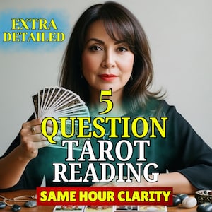 Può includere: Una donna tiene in mano carte dei tarocchi, con testo "EXTRA DETAILED" e "5 QUESTION TAROT READING - SAME HOUR CLARITY". L'immagine è un primo piano del volto della donna e delle carte.
