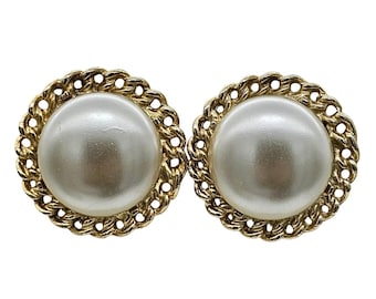 Pendientes vintage Coro con cierre de botón, perlas de imitación y filigrana dorada.