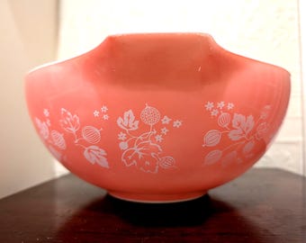 Pyrex Pink Gooseberry Cinderella Mixing Bowl 444 Vintage 1950s Large 12in