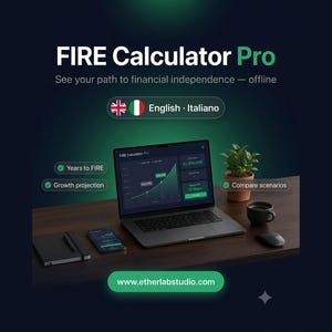 Può includere: L'interfaccia del software FIRE Calculator Pro è visualizzata sullo schermo di un portatile, mostrando proiezioni di crescita finanziaria, anni al FIRE e confronti tra scenari. Il testo include le opzioni di lingua e www.etherlabstudio.com.