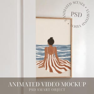 Può includere: Una stampa d'arte verticale incorniciata raffigurante l'illustrazione di una persona con capelli scuri raccolti in uno chignon, che indossa un abito a righe marroni e bianche, seduta su una spiaggia sabbiosa di fronte a un oceano blu.