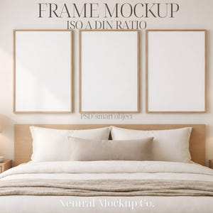 Könnte beinhalten: Ein Schlafzimmer mit Bett, Holz-Kopfteil, Nachttischen und Lampen. Drei gerahmte Kunst-Mockups sind über dem Bett zu sehen. Der Text "FRAME MOCKUP ISO A DIN RATIO" ist oben im Bild zu sehen.