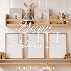 Könnte beinhalten: Ein Holzregal mit drei Rahmen-Mockups, Büchern und Spielzeug. Das obere Regal enthält ein Stoffkaninchen, Bücher und ein Holzschild. Das untere Regal hat Holzblöcke und einen Regenbogen. Der Text "Frame MOCKUP" ist zu sehen.