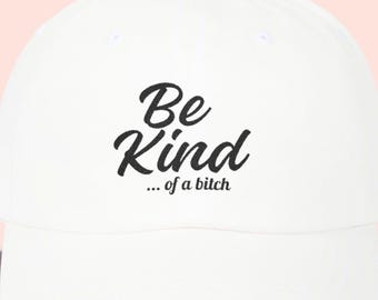 Gorra bordada "Be Kind of a Bitch" / Gorra de béisbol blanca con texto en cursiva / Gorra linda para mujer / Gorra divertida de verano para niña